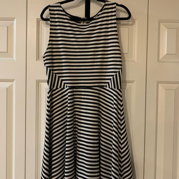 Black and white striped dress - Picture 2 of 3